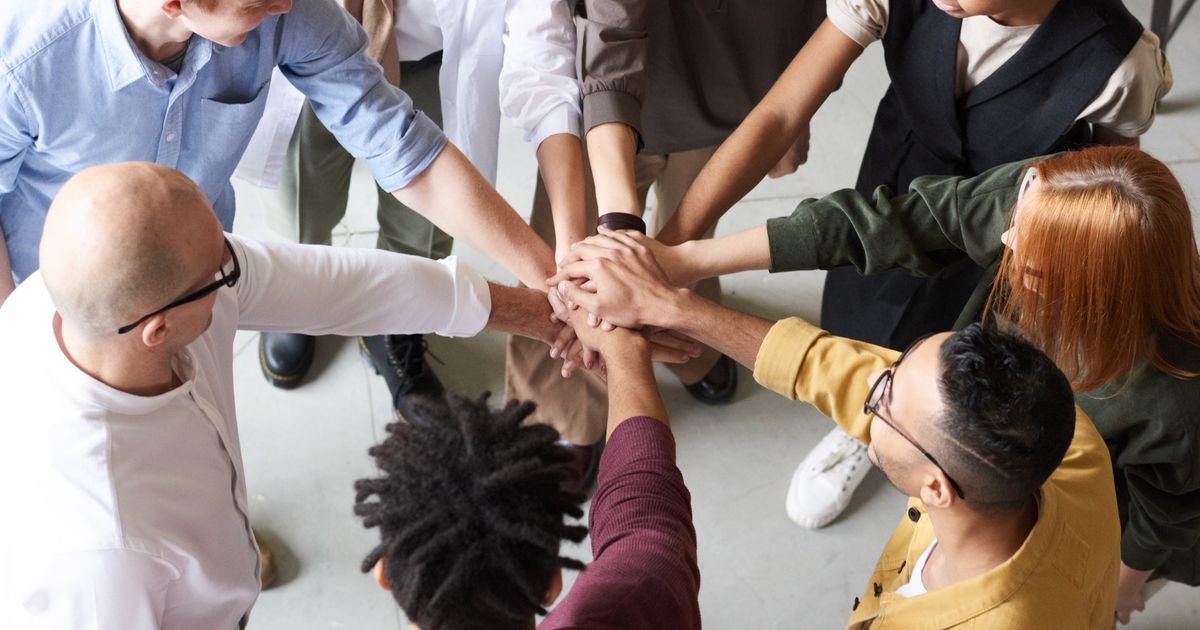 Une personne qui source des leads LinkedIn gratuits sur un ordinateur portable