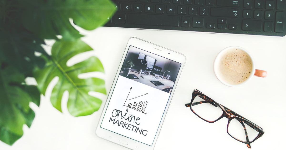 Une équipe d'agence marketing qui collabore sur des ordinateurs portables