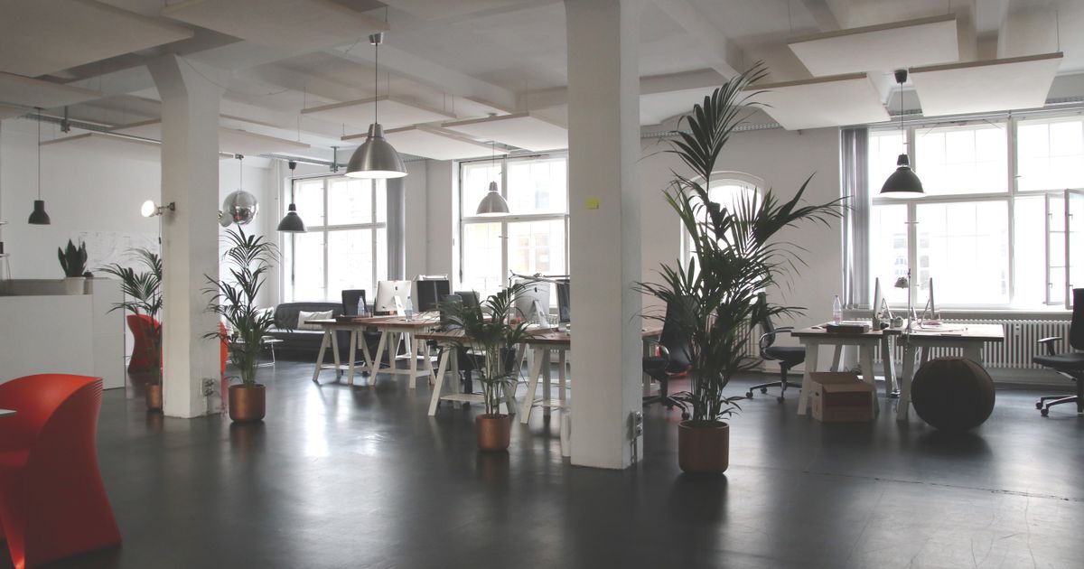 L'intérieur d'un espace de bureaux commercial moderne